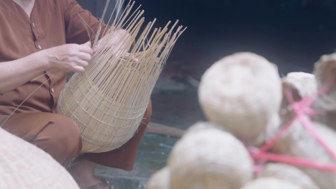 当天上午，在越南秋泗村，渔民们正在编织渔具。