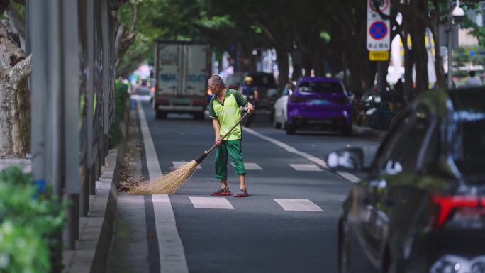 环卫工人 清扫道路 扫大街 保洁大叔