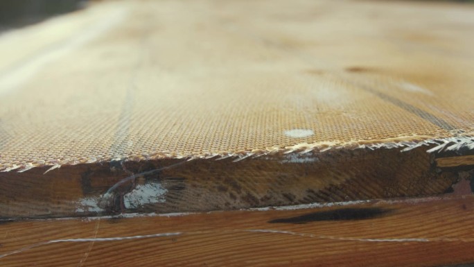 玻璃纤维垫浸渍在环氧树脂在木船屋顶