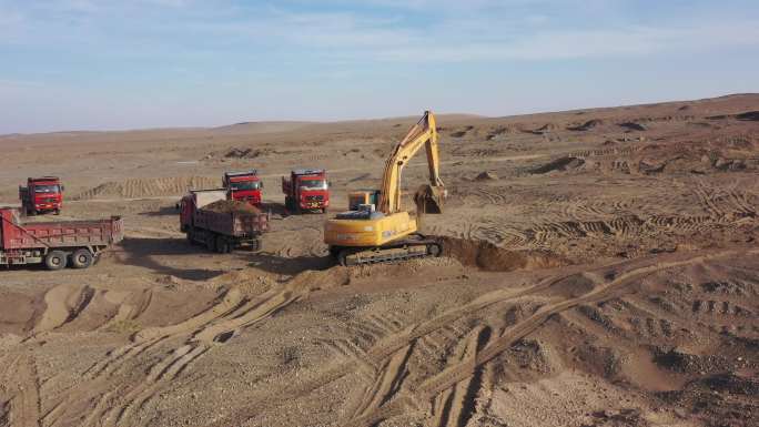 航拍戈壁砂石厂采挖运输