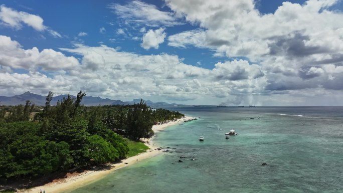 海滩的鸟瞰图，水里有船