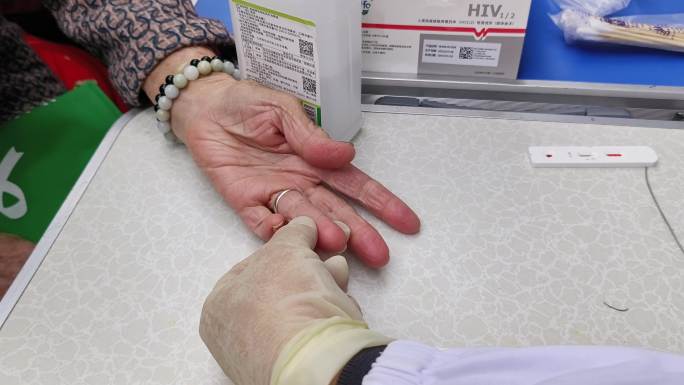 专家义诊抽血医生护士居民公益社区帮扶老人