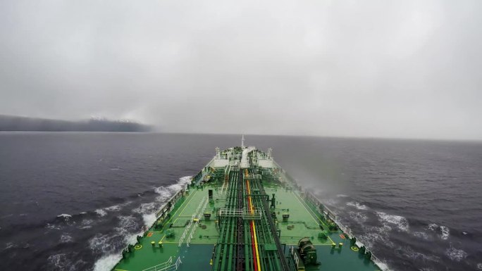 穿越麦哲伦海峡的延时油轮面临极端天气