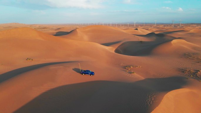 车辆行驶在沙漠