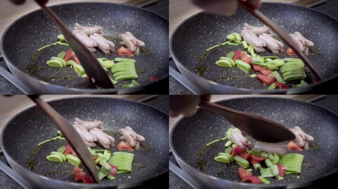 用香肠煎锅。把蔬菜倒进锅里。辣椒粉和韭菜。慢动作视频。准备食物。