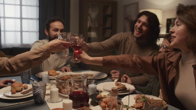 犹太家庭在光明节的节日晚餐上举杯