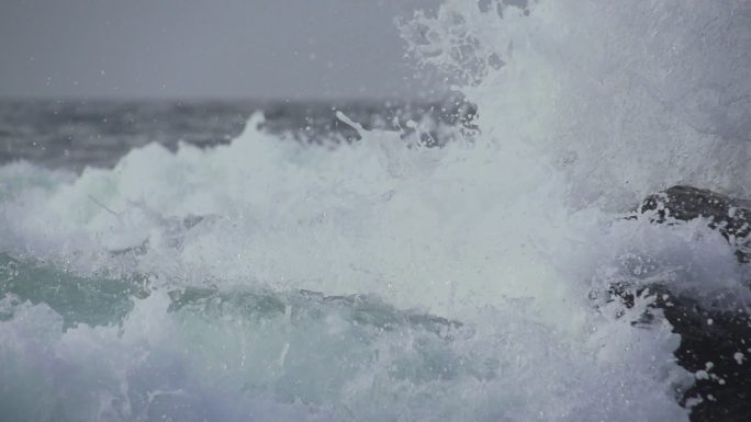 惊涛骇浪 巨浪风浪拍击礁石