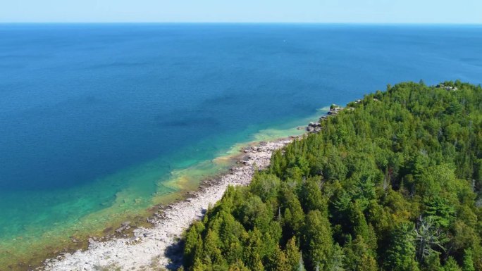 美丽的岩石海滩沿松林附近的清澈水域在格鲁吉亚湾，安大略省，加拿大