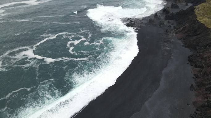 4k航拍冰岛黑沙滩白海浪 绝美风景