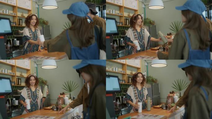 在一家生态咖啡馆里，一位快乐的女咖啡师正在和顾客聊天。