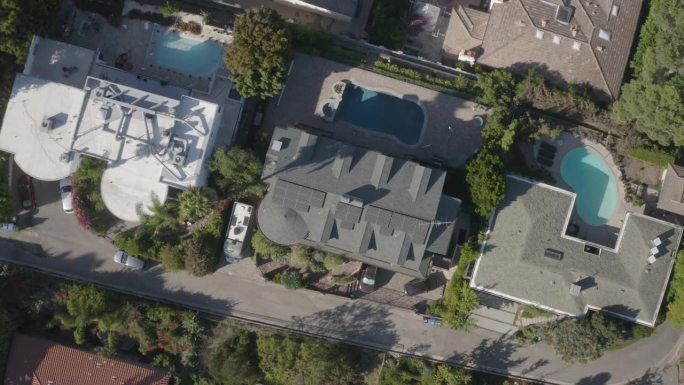 好莱坞山后院游泳池的4k无人机软木螺旋拉出镜头。