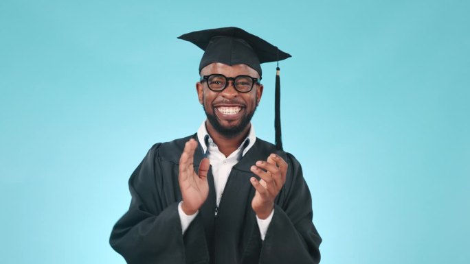 毕业典礼，黑人和掌声与支持，成功和教育成就的工作室。毕业了，学术骄傲中有表扬，证书中有感谢，祝贺中有