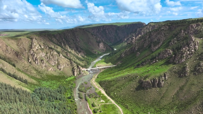 航拍山脉峡谷