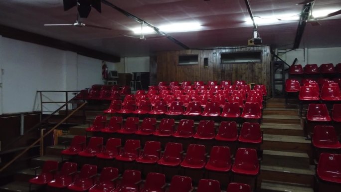 空荡荡的剧院大厅，没有观众的红色看台。
