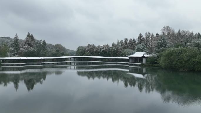 航拍杭州下雪雪中浴鹄湾霁虹桥