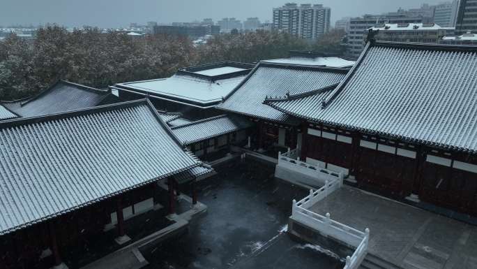 航拍杭州下雪雪中德寿宫