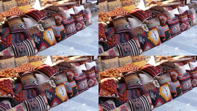 在传统的土耳其集市上，五颜六色的靠垫正在出售。