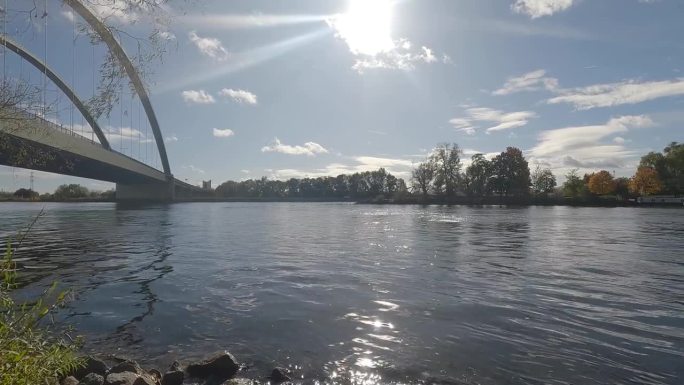 秋天在雷根斯堡的多瑙河岸边