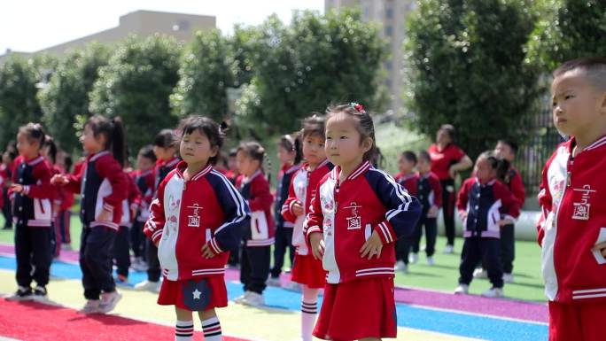 幼儿园升国旗小朋友做早操