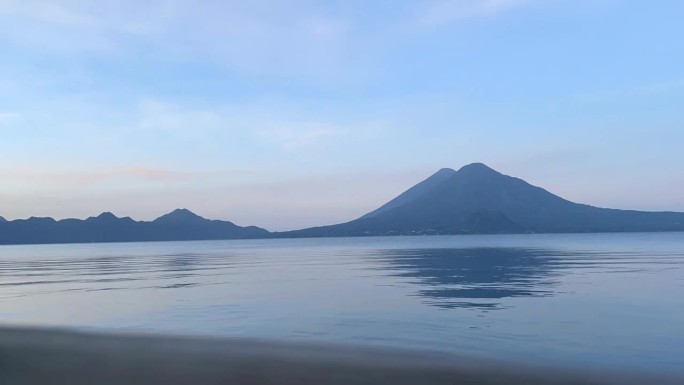 危地马拉阿蒂特兰湖的延时日出