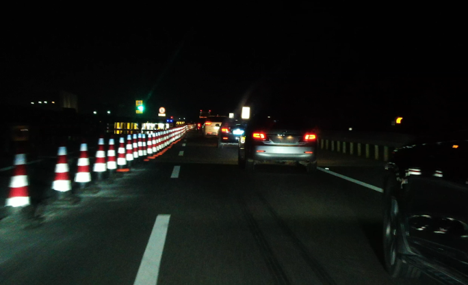 高速夜晚开车经过施工路段