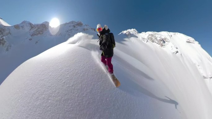 自拍，镜头光晕:女滑雪者骑着美丽的雪山地形