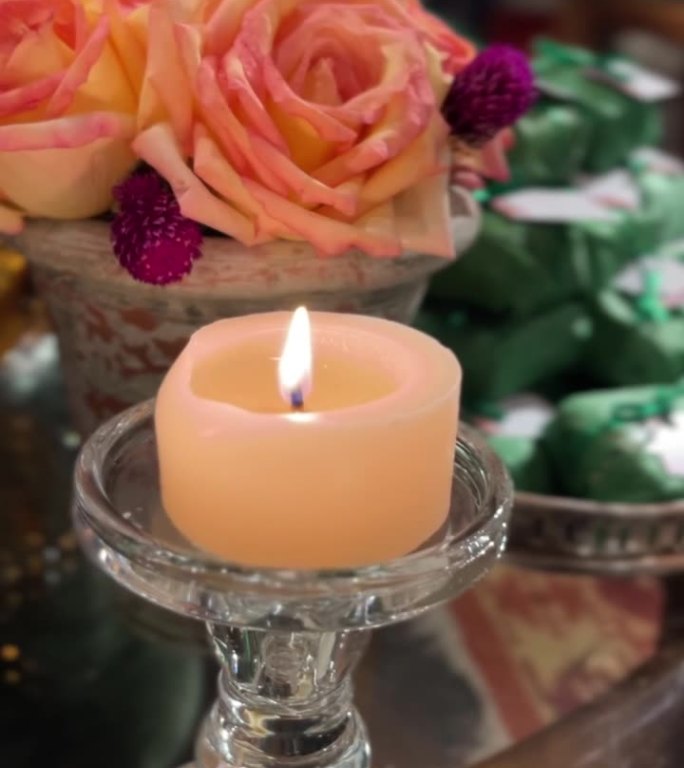 美丽芳香的蜡烛点燃在装饰的桌子上