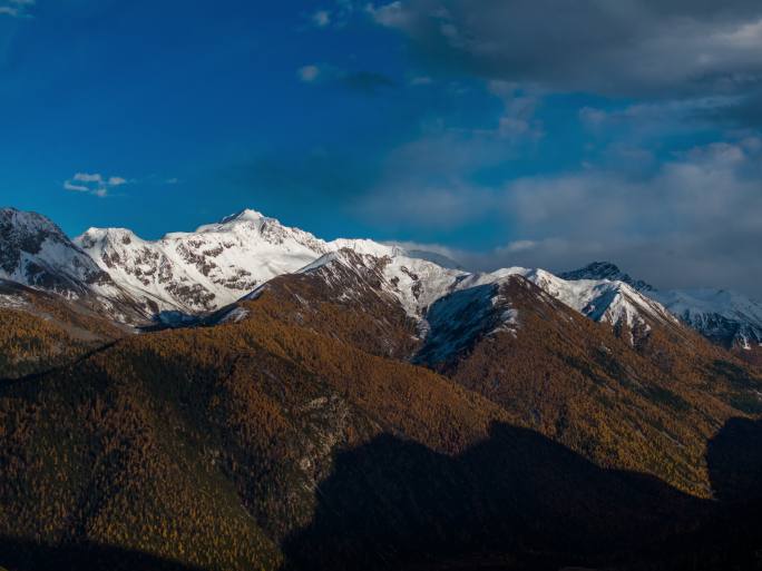 航拍秋色贡嘎雅拉雪山彩林