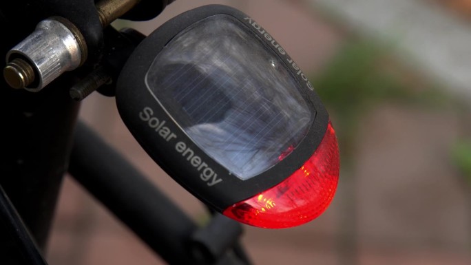 自行车尾灯间隙，亮红灯，安全反光镜，停车灯，特写，开关