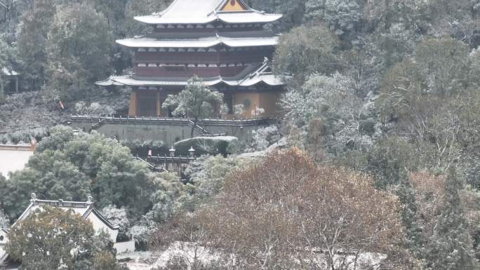 航拍杭州下雪雪中净慈寺