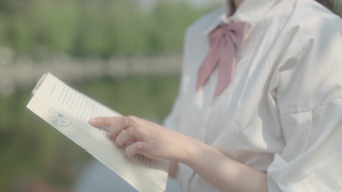 4K_女孩在湖边读书看书