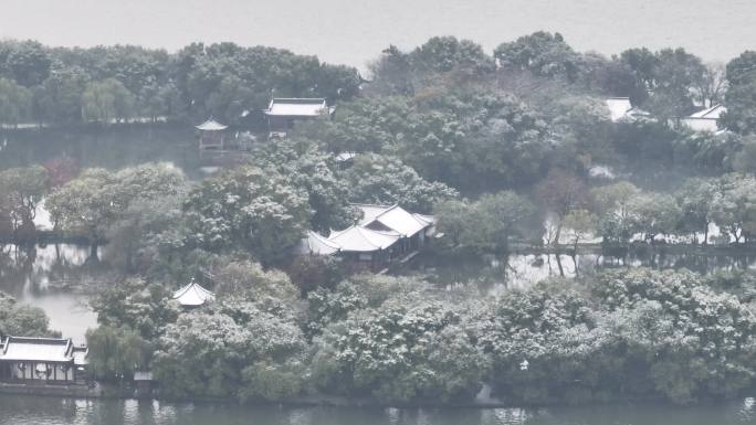 航拍杭州下雪雪中西湖小瀛洲