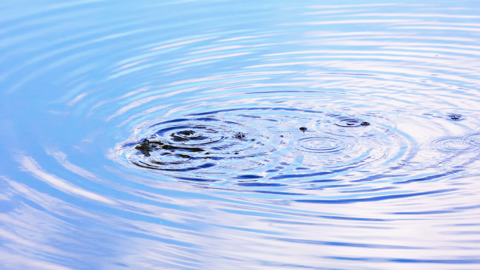 蓝色水面上的水滴波纹唯美意境空镜