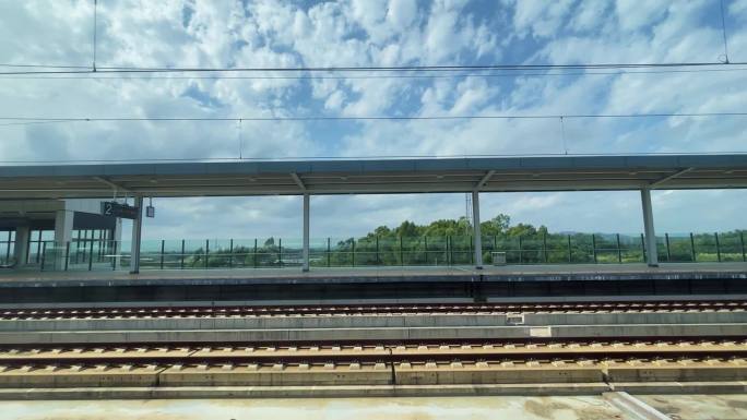 火车进站出站窗外风景