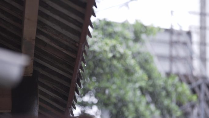 雨天下雨的小院房檐滴落雨水