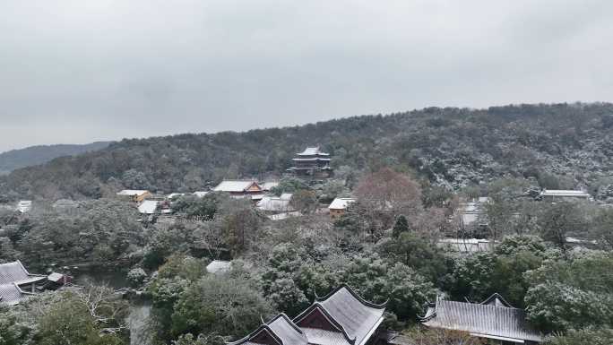 航拍杭州下雪雪中净慈寺