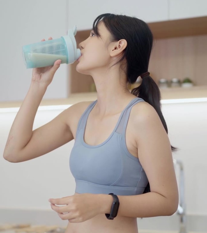 亚洲女性早上喝乳清蛋白