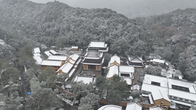 航拍杭州下雪雪中寺庙航拍