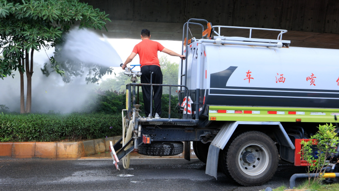 绿化洒水车给城市绿化带浇水