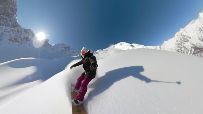 自拍，镜头光晕:快乐的女人享受滑雪板未被触及的雪地地形
