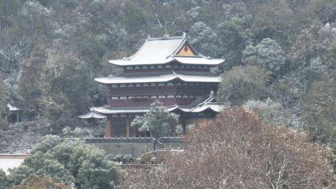 航拍杭州下雪雪中净慈寺