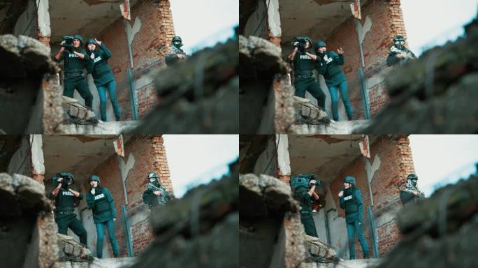 战地女记者拿着麦克风报道新闻，摄影师在战区一座被炸毁的建筑现场拍摄新闻更新