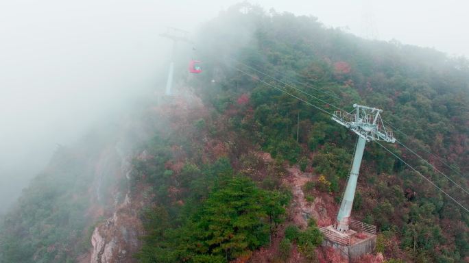 云海中的索道