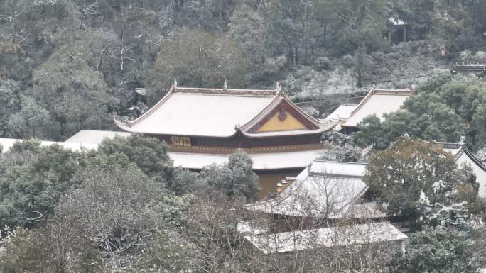 航拍杭州下雪雪中净慈寺