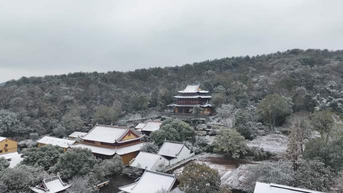 航拍杭州下雪雪中净慈寺