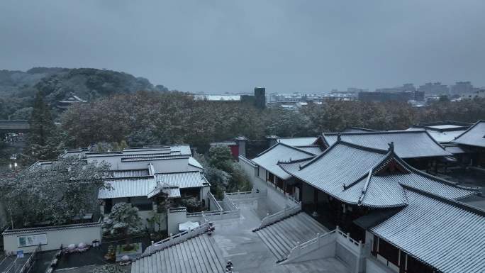 航拍杭州下雪雪中德寿宫