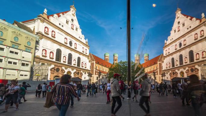 德国慕尼黑，在圣迈克尔教堂和圣母教堂周围的Neuhauser街购物街，一群不同的游客在观光景点散步