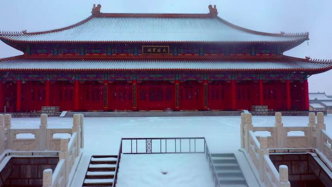 冬天大雪中的佛教寺院大雄宝殿雪花倒放