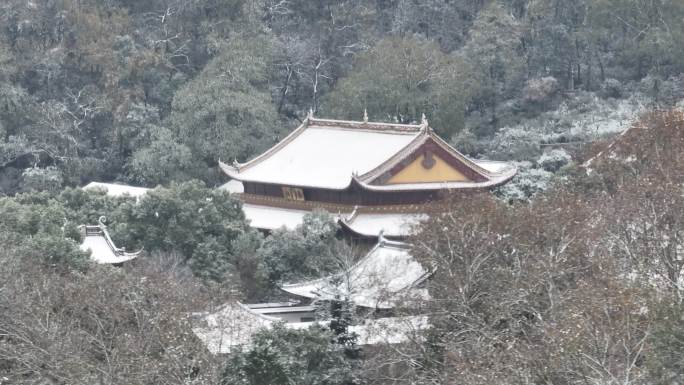 航拍杭州下雪雪中净慈寺