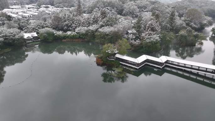 航拍杭州下雪雪中浴鹄湾霁虹桥